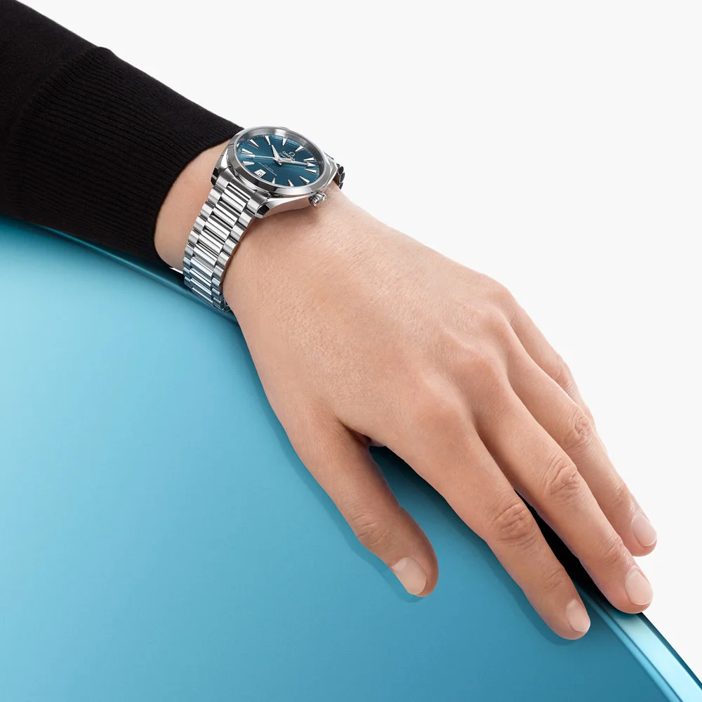 Wristshot of the watch 22010382003003