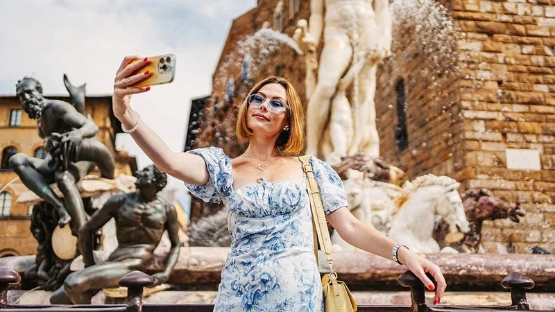 Image description: Photo ops at the Fountain of Neptune in Florence in Italy.