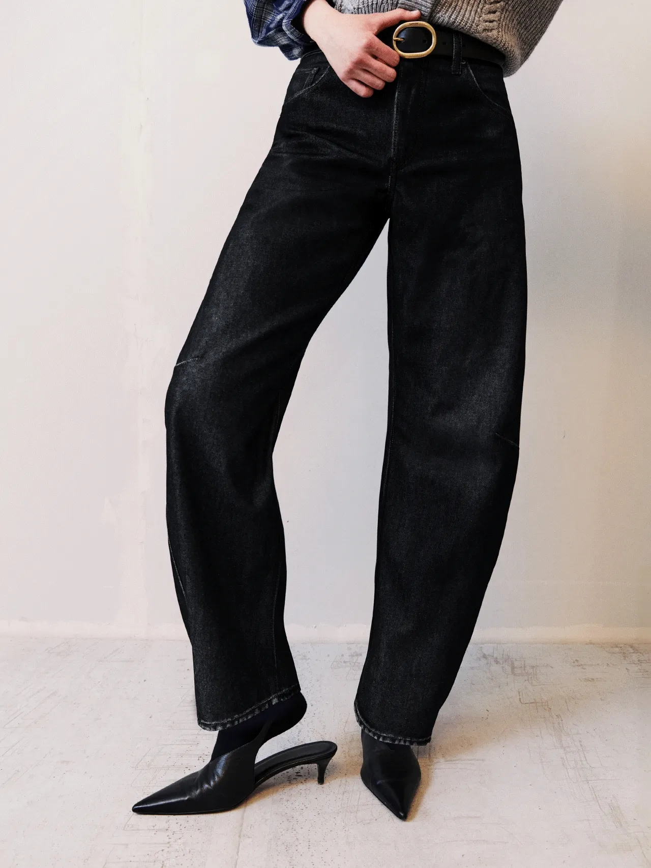 Gif of the bottom of people wearing jeans