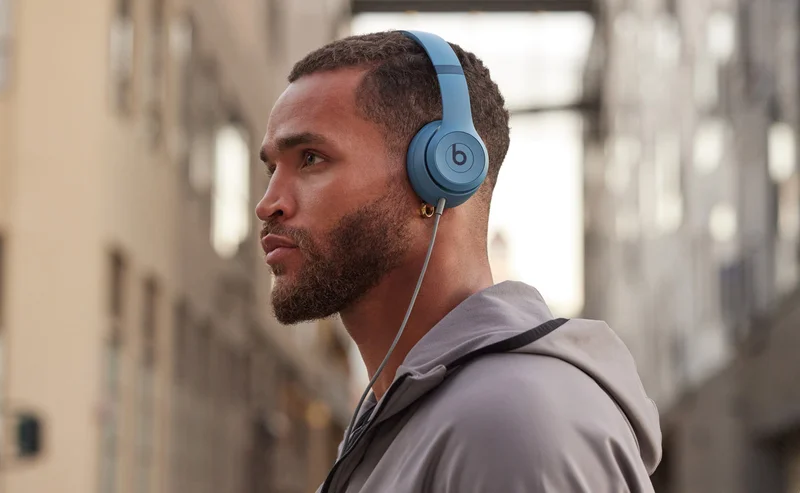Man walking in the city wearing Beats Solo 4 in Slate Blue.