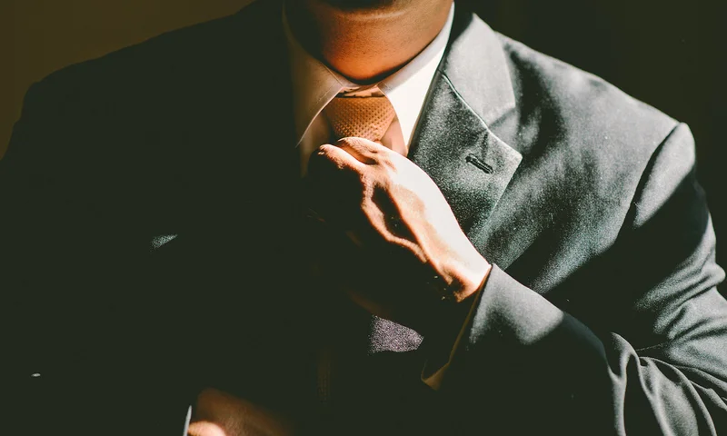 HOW TO TIE A TIE