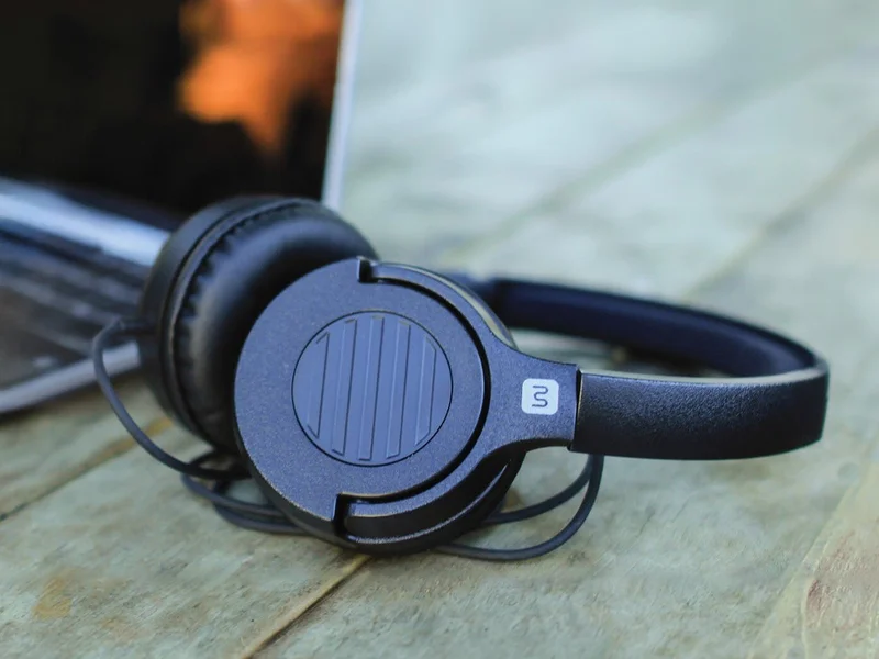 Hi-Fi Lightweight On-Ear Headphones with Inline Microphone & Controller