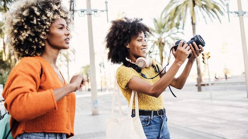 Image description: Two friend taking photos in Barcelona