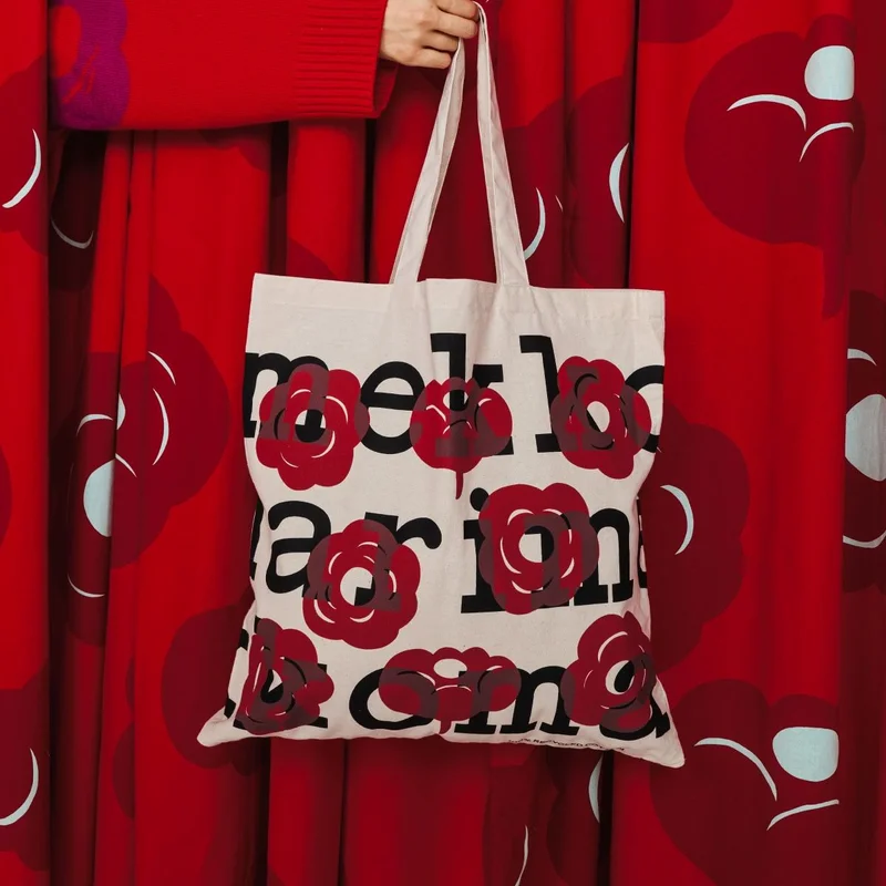Free holiday tote bag