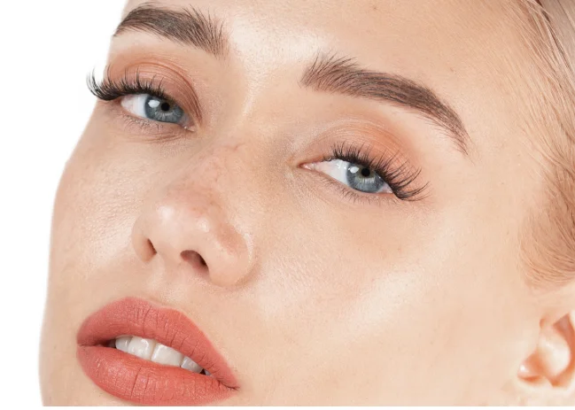 Model wearing Lash Clusters by Moxielash