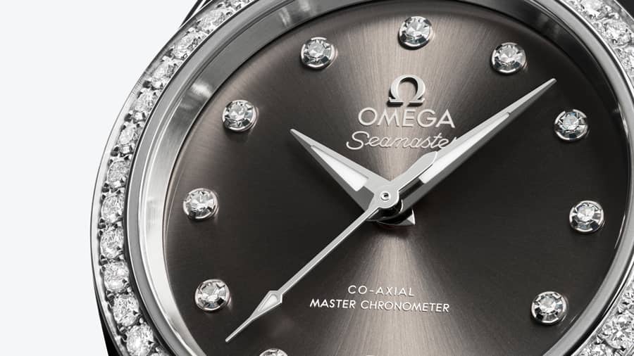 Focus on the dial 22015302056001