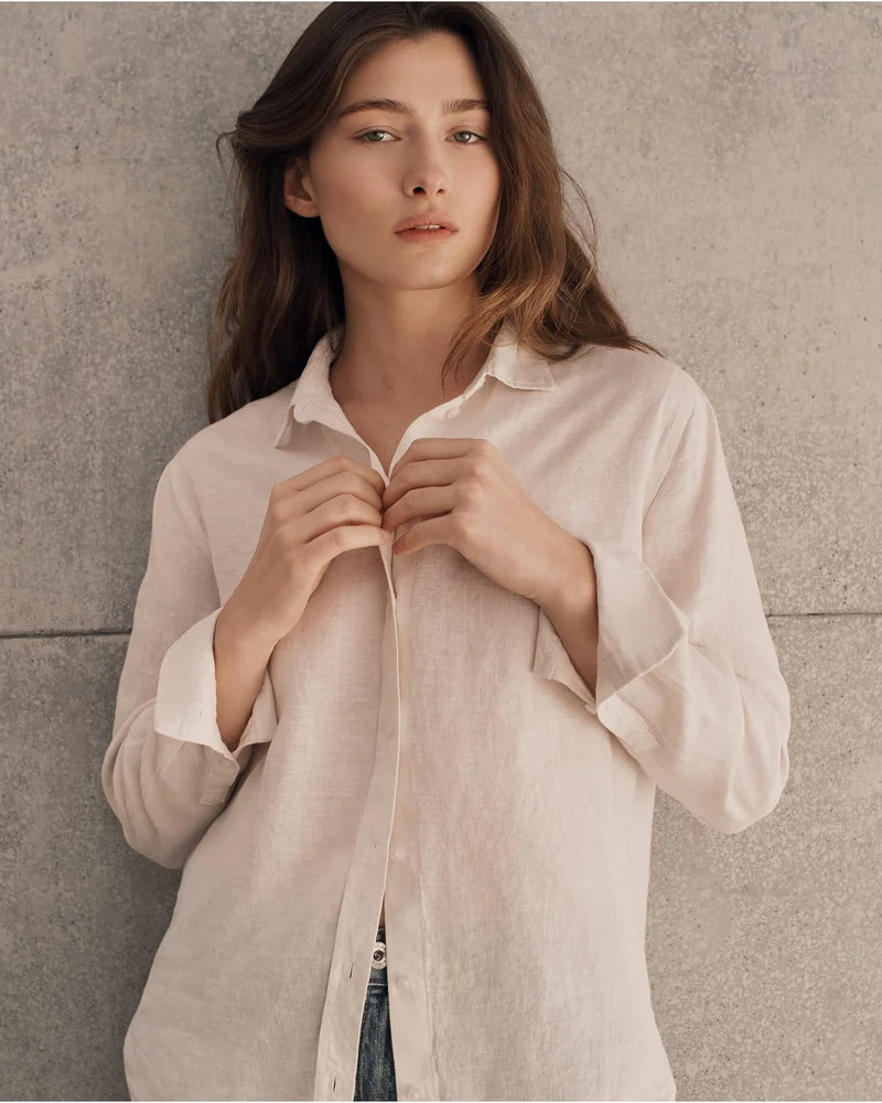 [Editorial Image]The Must-Have Shirt in Linen | Natural Chambray
