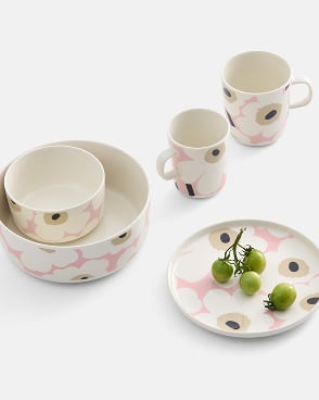 Oiva / Unikko dish set in off white & pink.