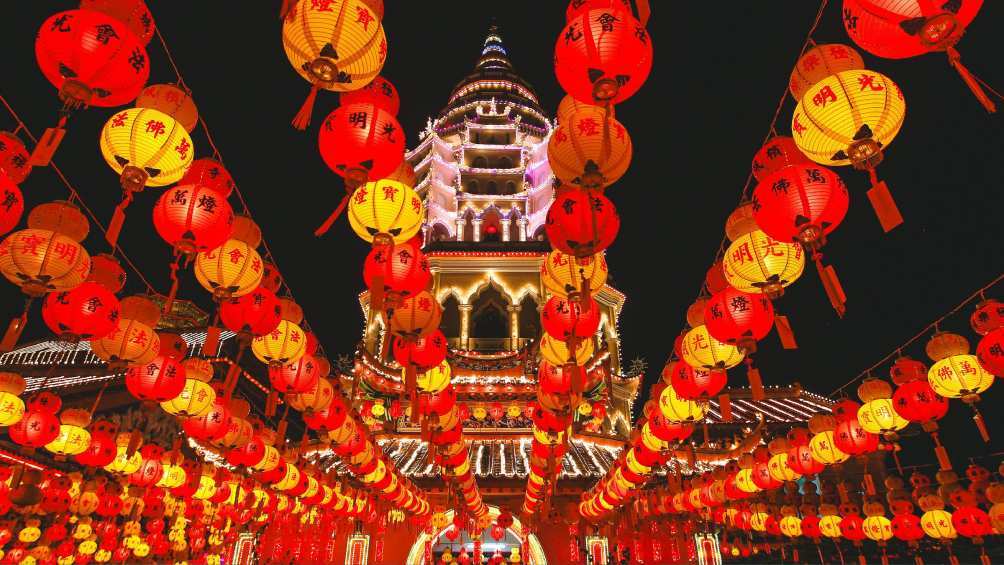Image description: Lanterns hanging in Kek Lok Si temple during Lunar New Year