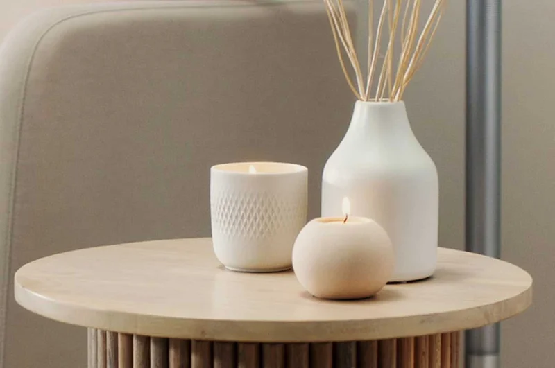 Candles are shown in a living room with a pollution line visible above them, which turns from green to yellow,  indicating a spike in pollution.