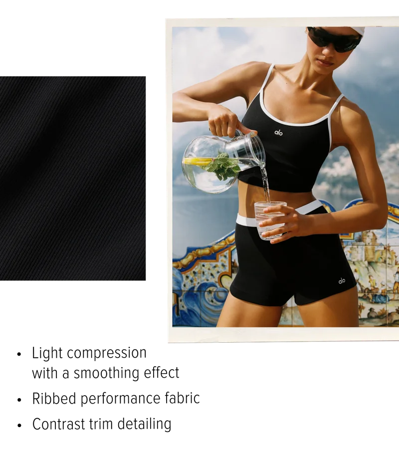 • Light compression with a smoothing effect • Ribbed performance fabric • Contrast trim detailing