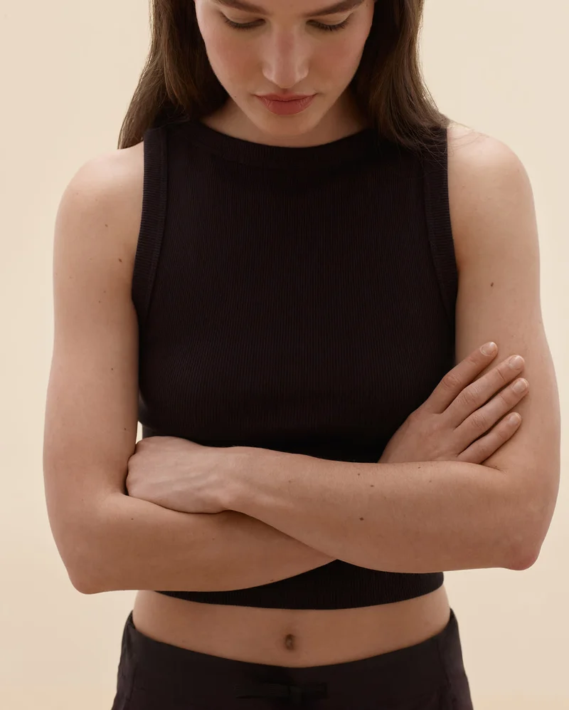 [Editorial Image]Model in The Selfie Boatneck Tank | The Anywhere Barrel Pant