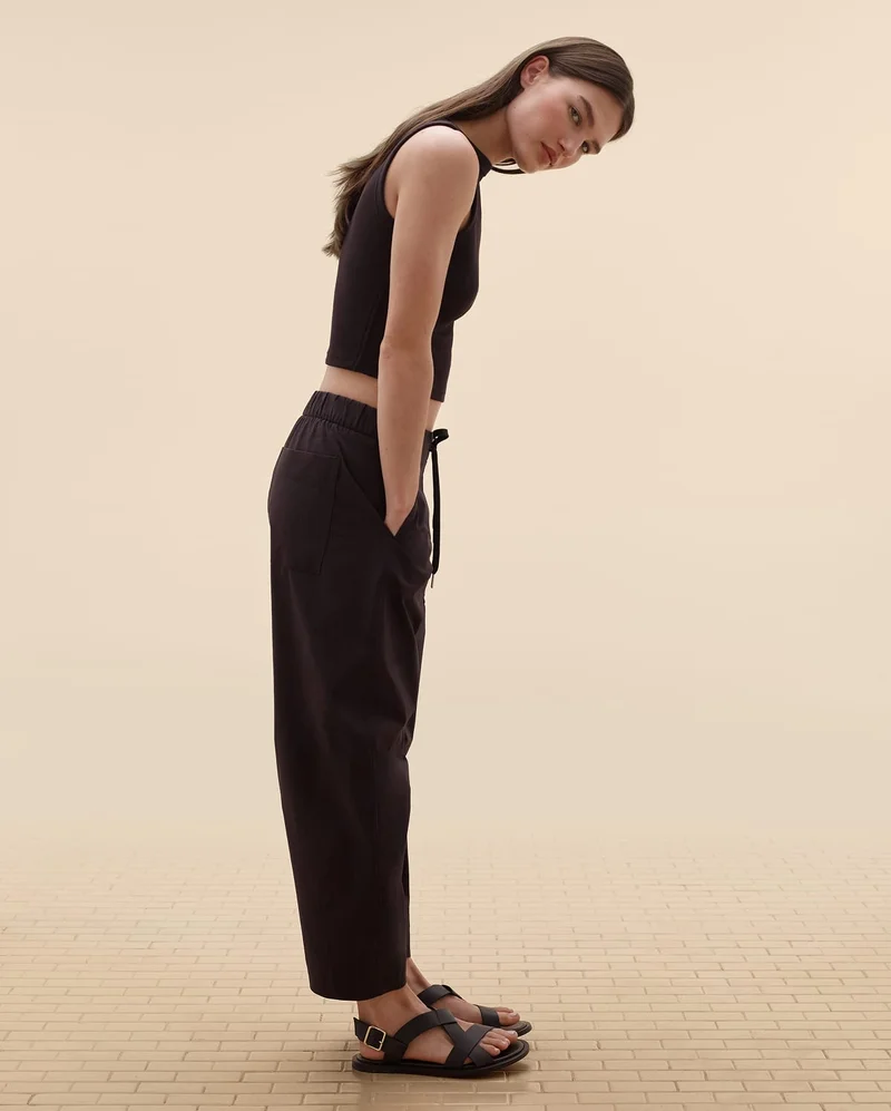 [Editorial Image]Model in The Selfie Boatneck Tank | The Anywhere Barrel Pant | The City Strap Sandal
