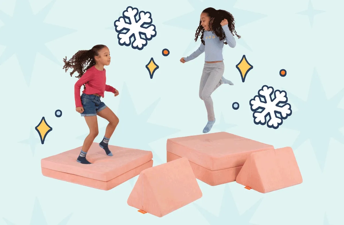 Two children play on a Nugget in the color Blosssom