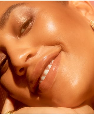 Model wearing Halo Glow Liquid Filter mixed with foundation
