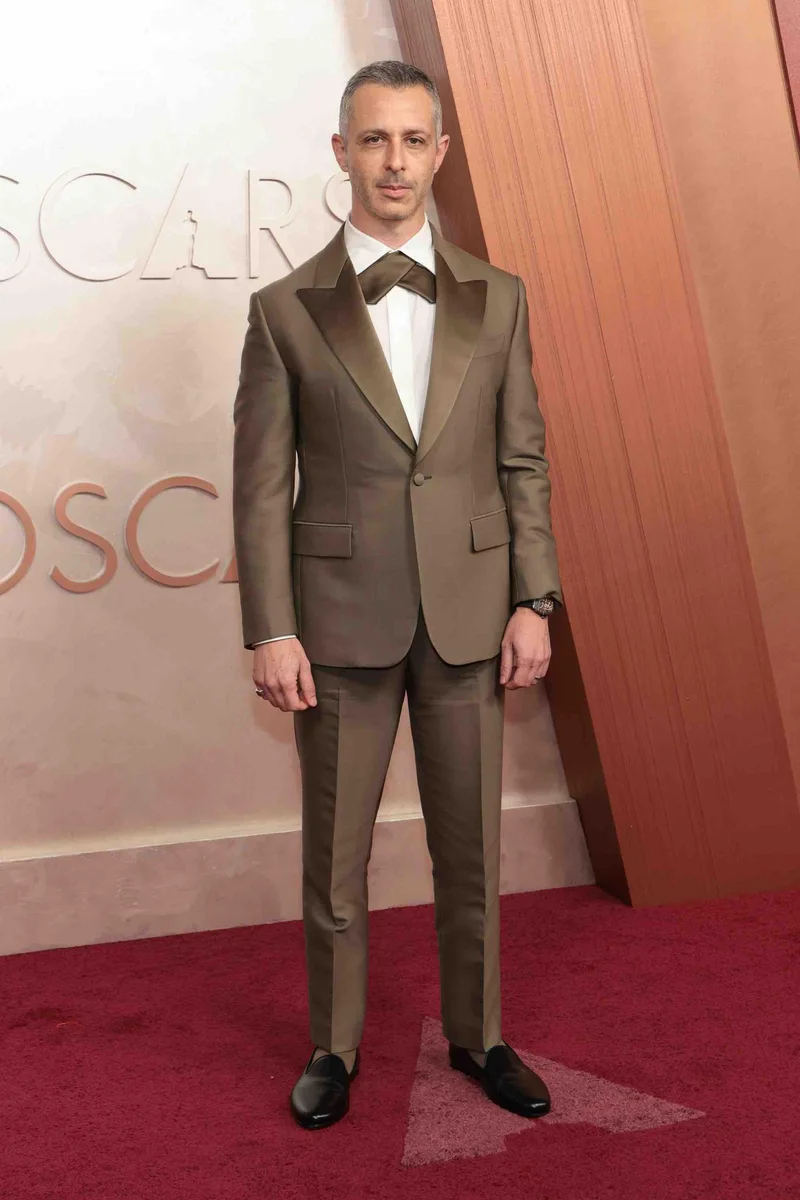 Jeremy Strong at the 2025 Oscars red carpet