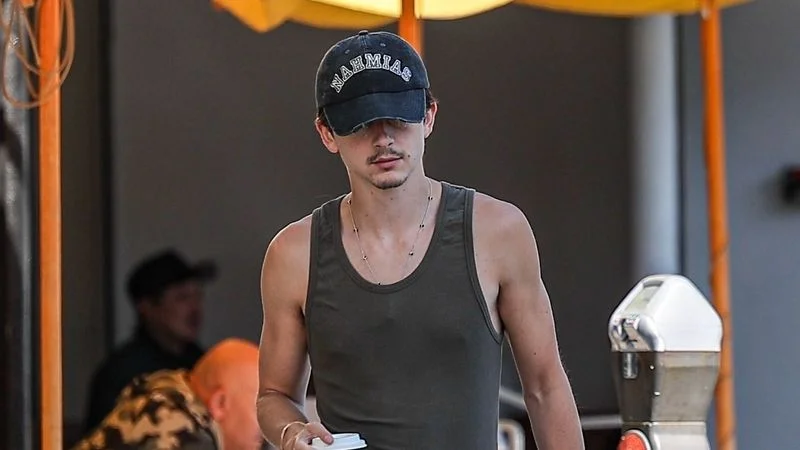 Beverly Hills, CA - EXCLUSIVE - 'Dune' star Timothee Chalamet shows off his skinny frame as he stops for coffee and a bagel in sunny Beverly Hills.Pictured: Timothee Chalamet
