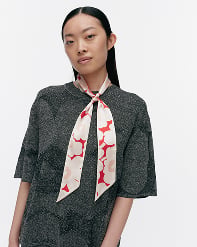 Jåvva Unikko Scarf in red.