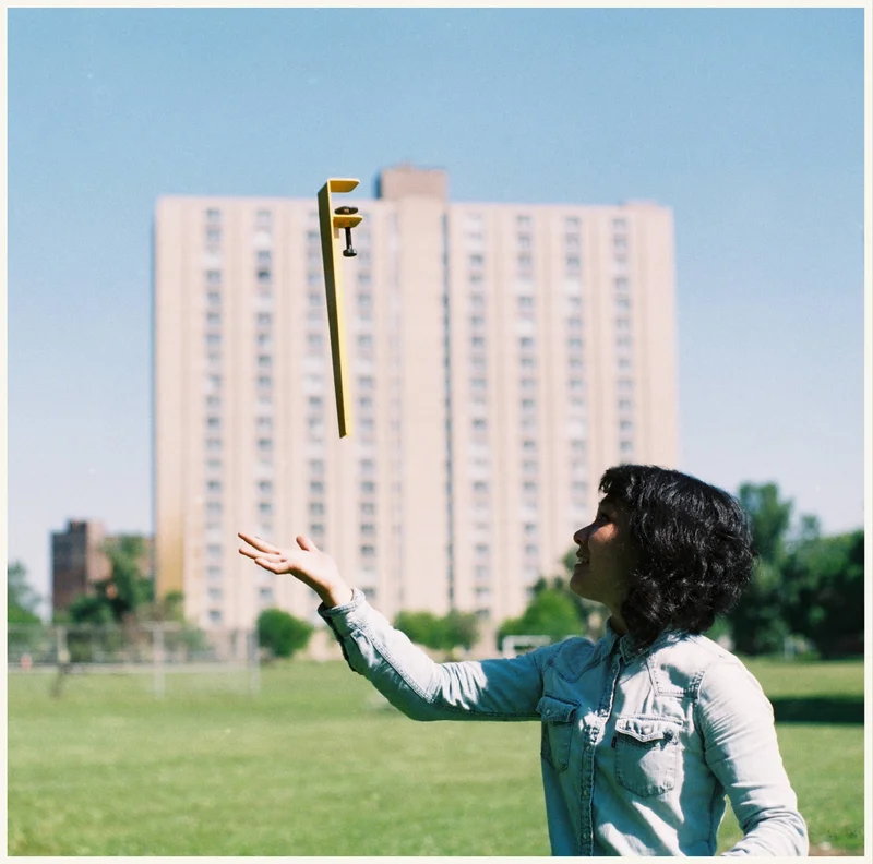 picture of lady throwing up a Floyd leg