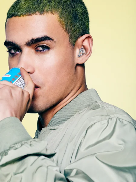 Man wearing Loop Kinetic earplugs.