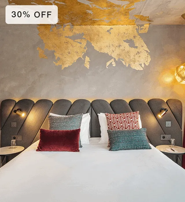 Animated gif of bare Renaissance mattress and made bed in deecorated room