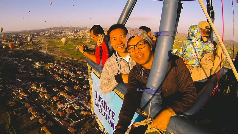 Image description: Friends aboard a hot air balloon ride in Cappadocia.