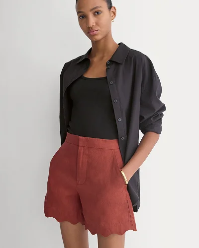 Image | Scalloped Edge Short in Linen | Henna Red