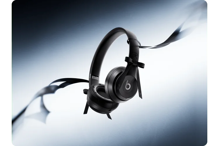 The special-edition JENNIE Beats Solo 4 headphones in Onyx Black floating against a gradient background.