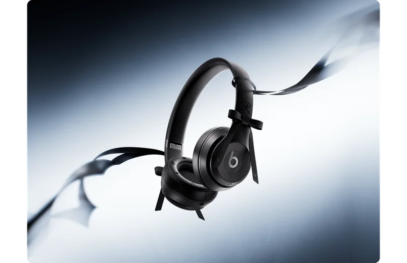 The special-edition JENNIE Beats Solo 4 headphones in Onyx Black floating against a gradient background.