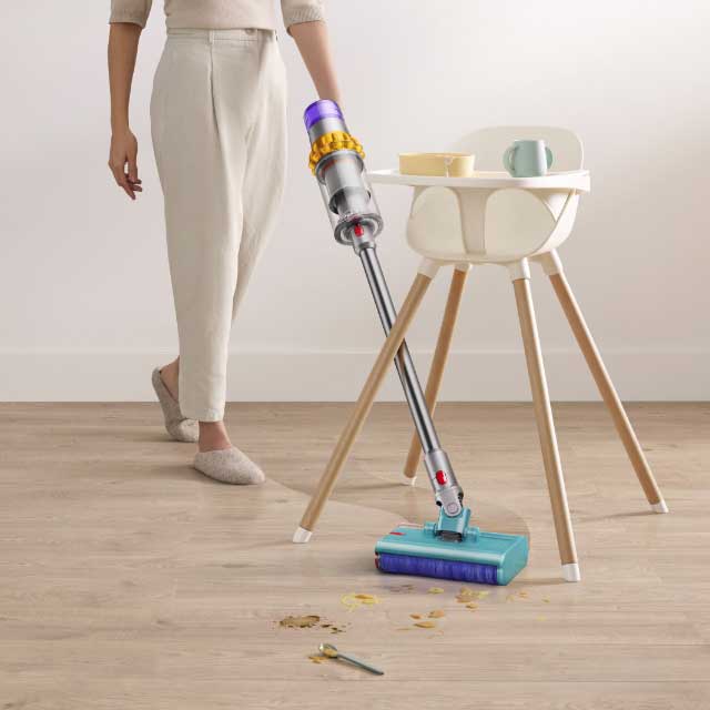 V15s Detect Submarine™ wet and dry vacuum cleaning a wooden floor