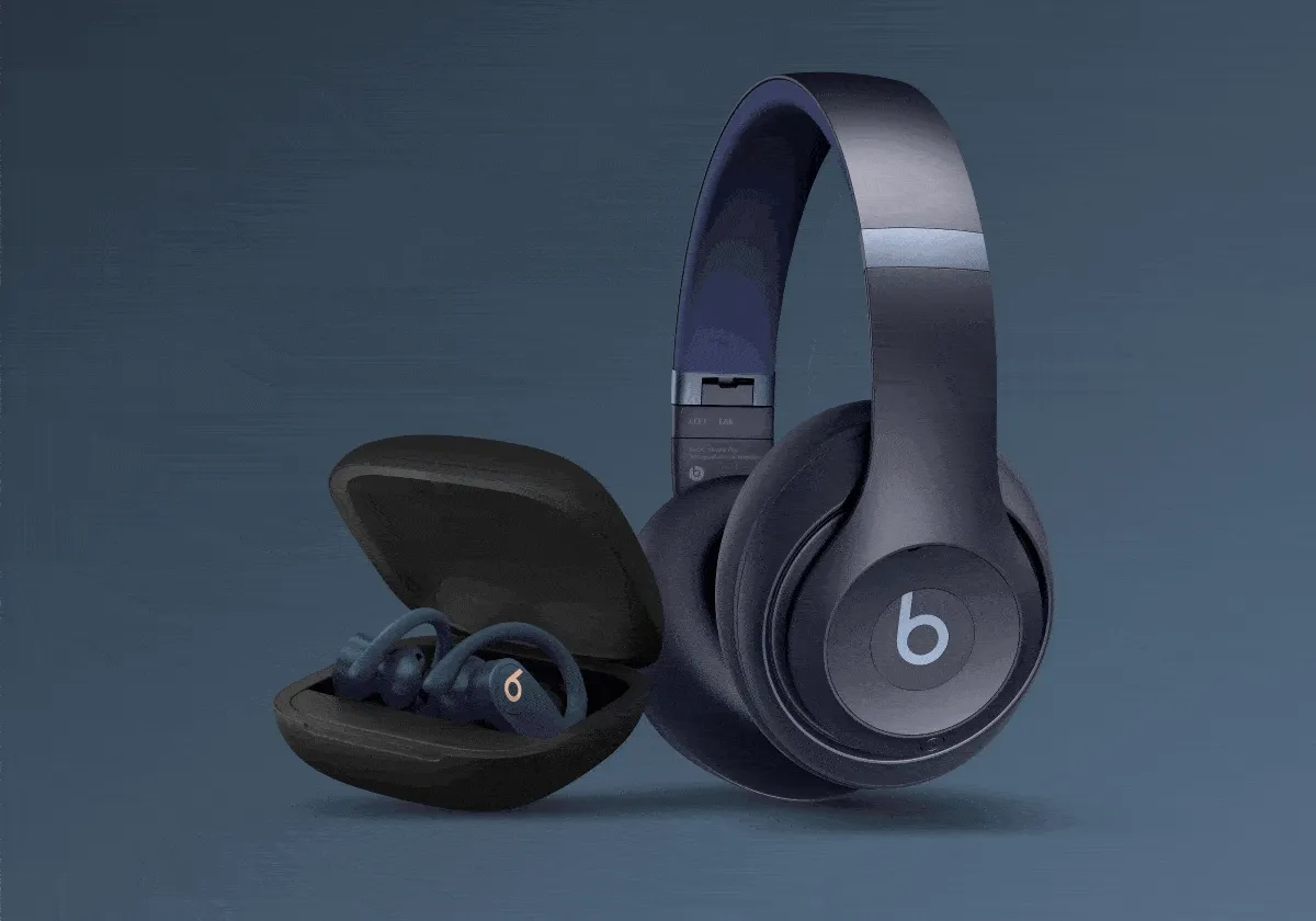 Gif of Powerbeats Pro and Beats Studio Pro changing colors.