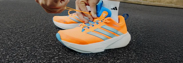 Person lacing up Supernova Adaptive 3