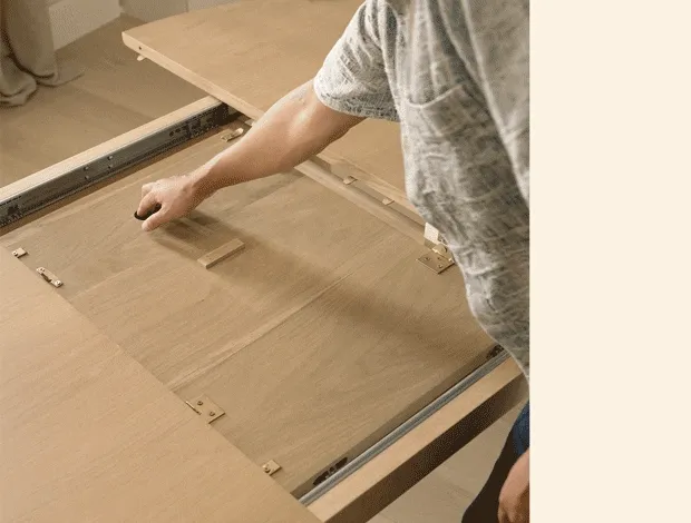 Extendable dining table