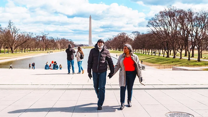 Image description: Couple at the Washington Mall in Washington, D.C.