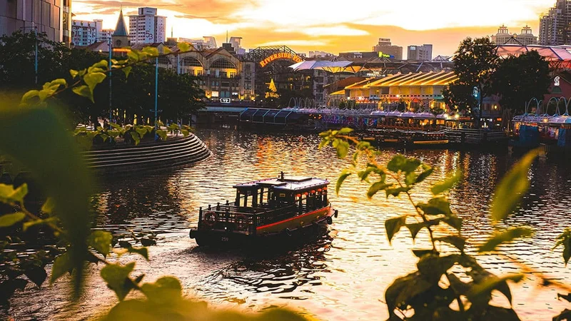 Image description: Cruise at sunset along the Singapore River.