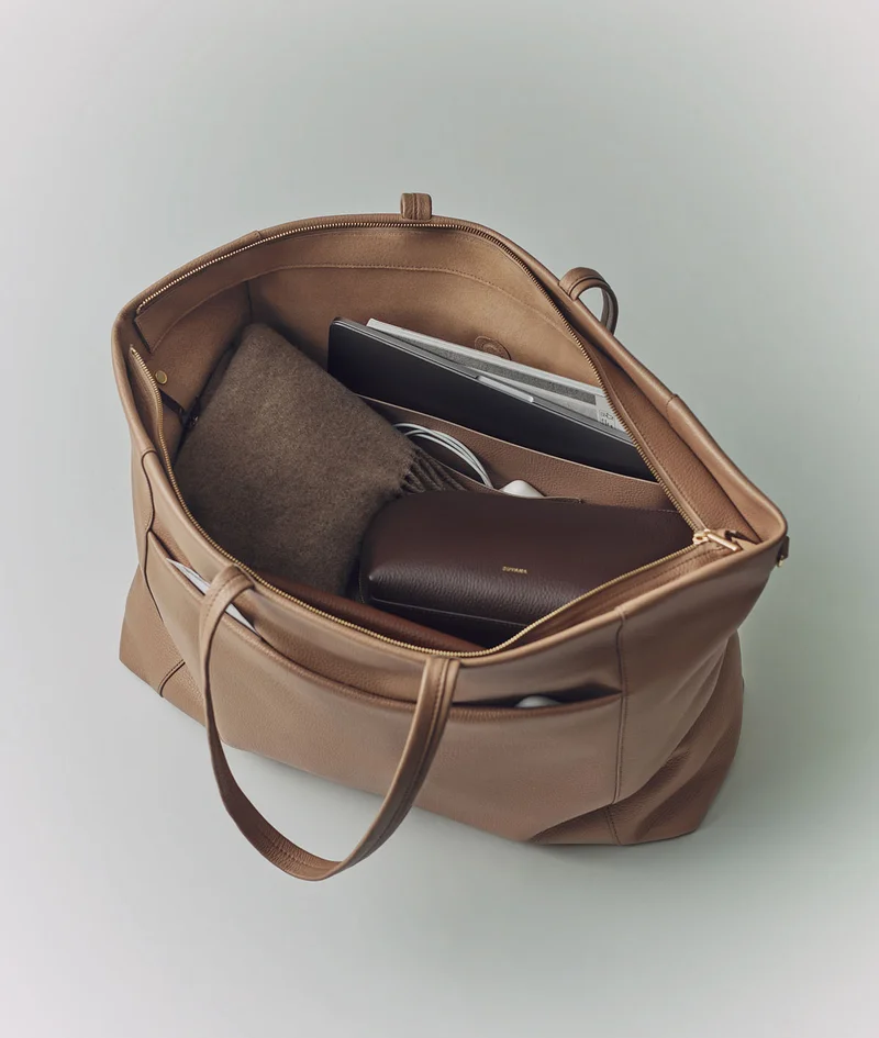 Easy Voyager Bag Cappuccino, Beauty Case, Recycled Cashmere Scarf
