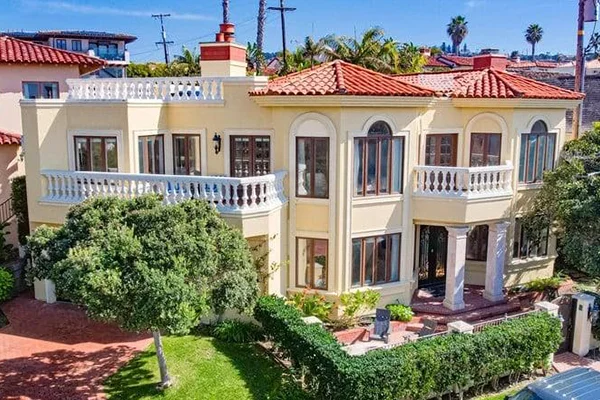 Experience vacation home opulence in La Jolla, California.