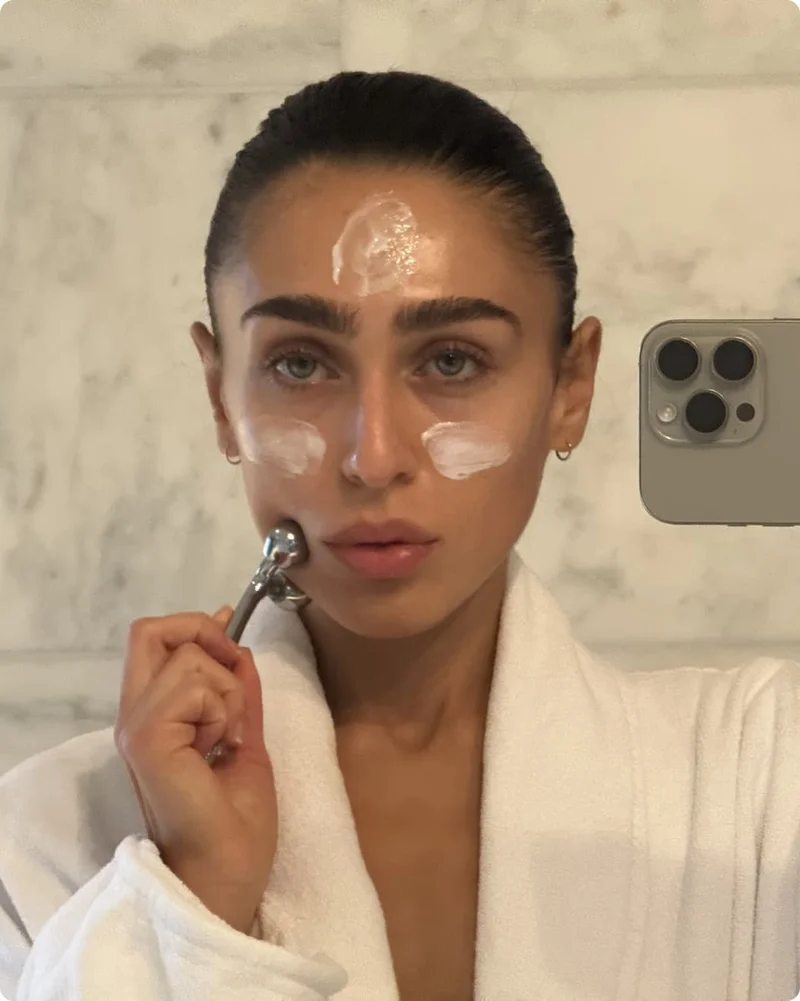 Give your barrier a little r&r. Barrier Butter wraps up your skin in decadent hydration while smoothing and soothing over time.