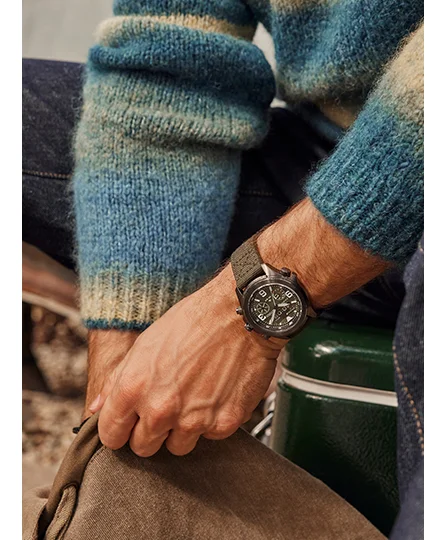 Person holding a bag and wearing the Promaster Land U822