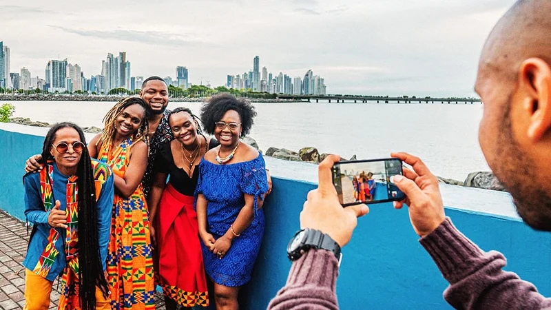 Image description: Tourists at Plaza V Centenario in Panama City.