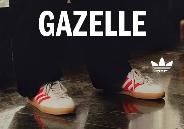 man wearing cream color tennis shoes