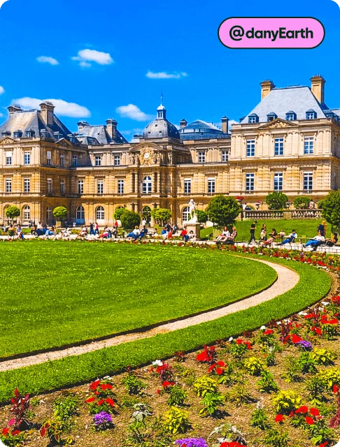 Image Description: A park full of people in Paris, photo taken by @danyEarth