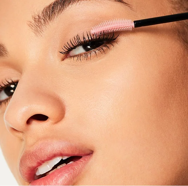 model applying mascara model applying mascara