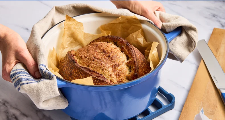Bread in enameled cast iron.