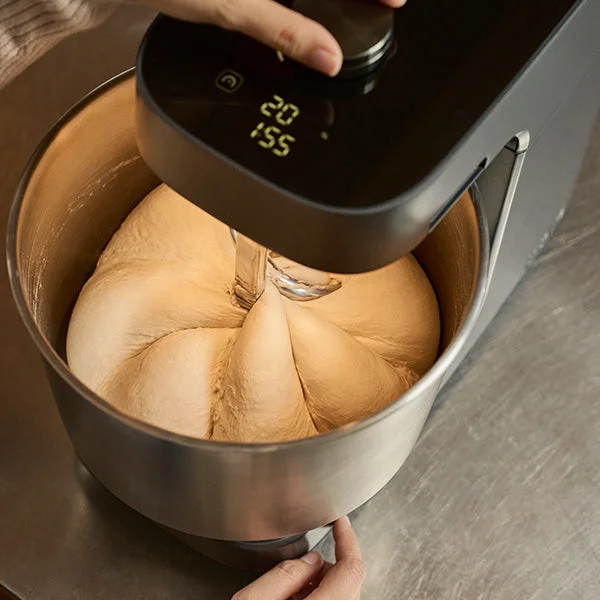 Ooni Halo mixing a batch of dough and producing an hypnotic pumpkin shape inside with its hook