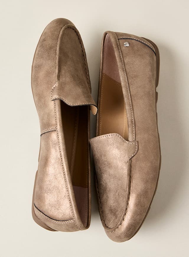 A pair of the best-selling Ozzie in the newest shade, Bronze Metallic.
