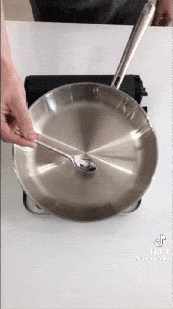 GIF of stainless steel pan