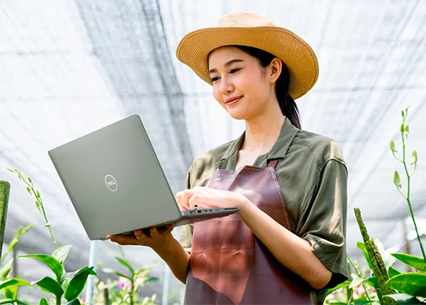 Zero SRL Indoor Farmer with Laptop