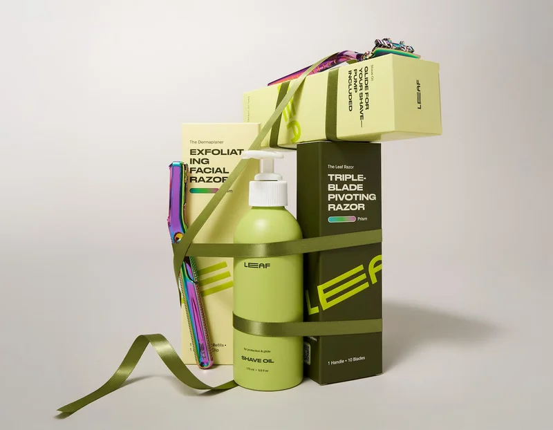 Women unboxing a Leaf Razor box