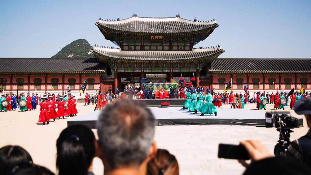 Image description: Korean Traditional Dance at Gyeongbokgung Palace, Seoul, South Korea.